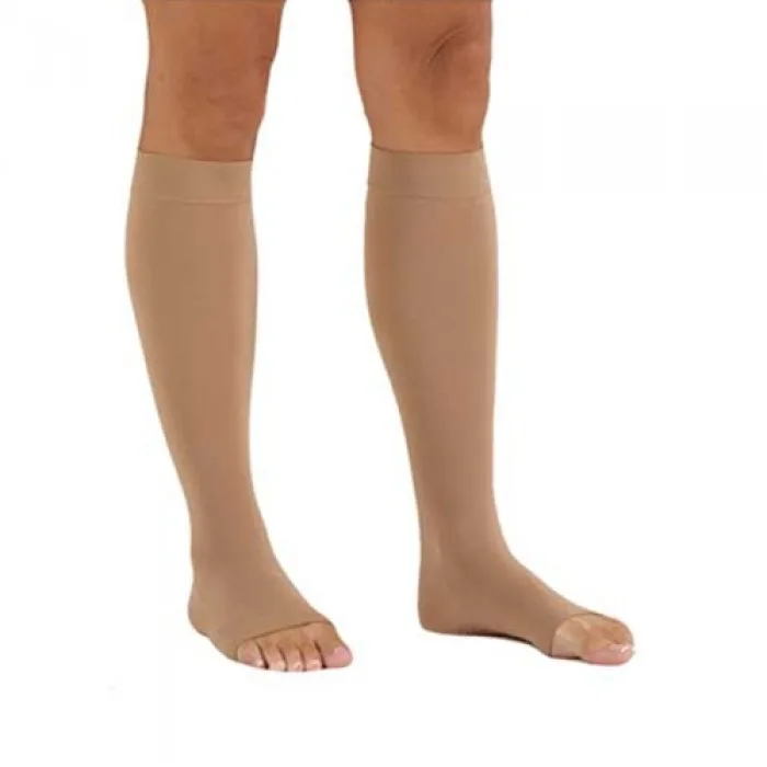 Bị suy giãn tĩnh mạch chân nên mang vớ y khoa