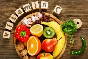 Vitamin C giúp tăng độ bền cho thành tĩnh mạch, giảm hiện tượng tắt nghẽn, ứ máu bên trong tĩnh mạch